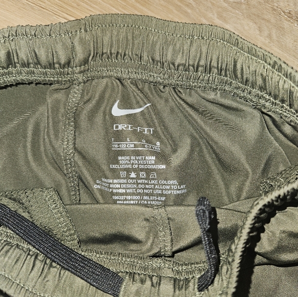 Boys Nike Dri-Fit Short size 6-7 --Hunter Green - Picture 3 of 3